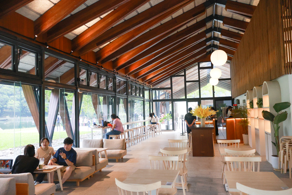 宜蘭礁溪咖啡廳推薦｜Herbelle Tea 湖畔茶屋。龍潭湖玻璃屋湖景第一排，寵物友善可帶毛小孩