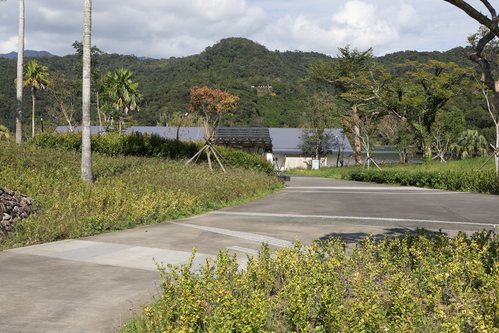 宜蘭礁溪咖啡廳推薦｜Herbelle Tea 湖畔茶屋。龍潭湖玻璃屋湖景第一排，寵物友善可帶毛小孩