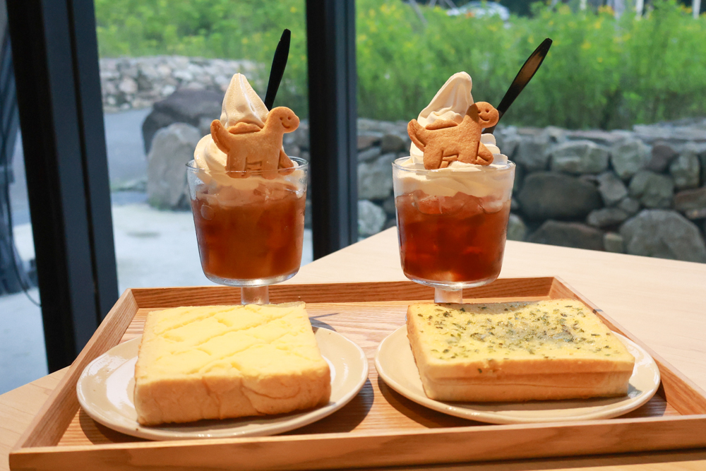 宜蘭礁溪咖啡廳推薦｜Herbelle Tea 湖畔茶屋。龍潭湖玻璃屋湖景第一排，寵物友善可帶毛小孩