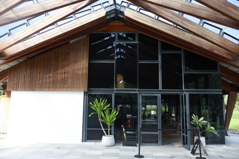 宜蘭礁溪咖啡廳推薦｜Herbelle Tea 湖畔茶屋。龍潭湖玻璃屋湖景第一排，寵物友善可帶毛小孩