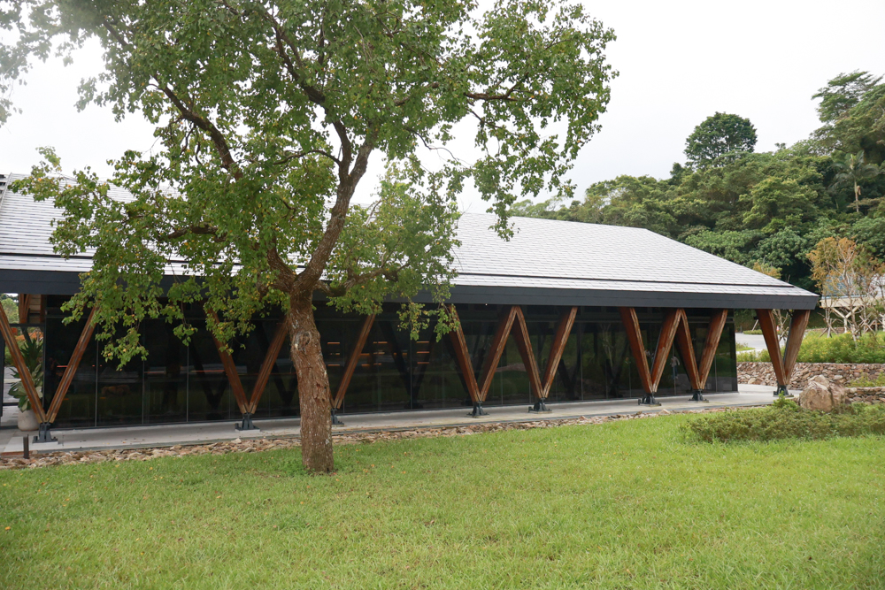 宜蘭礁溪咖啡廳推薦｜Herbelle Tea 湖畔茶屋。龍潭湖玻璃屋湖景第一排，寵物友善可帶毛小孩