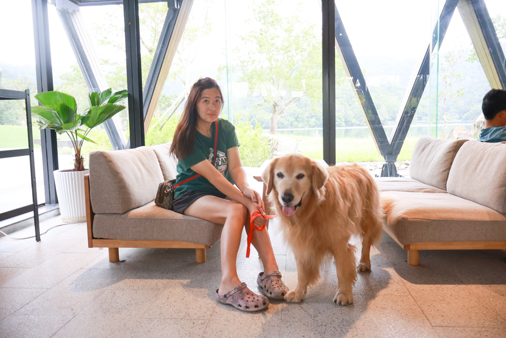 宜蘭礁溪咖啡廳推薦｜Herbelle Tea 湖畔茶屋。龍潭湖玻璃屋湖景第一排，寵物友善可帶毛小孩