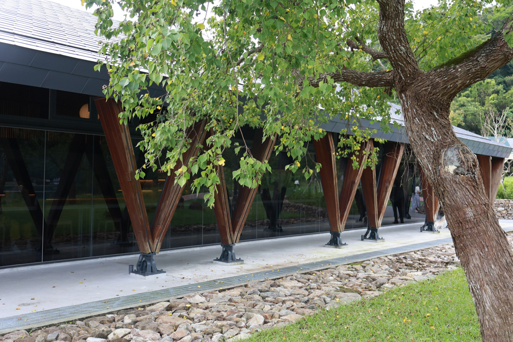 宜蘭礁溪咖啡廳推薦｜Herbelle Tea 湖畔茶屋。龍潭湖玻璃屋湖景第一排，寵物友善可帶毛小孩