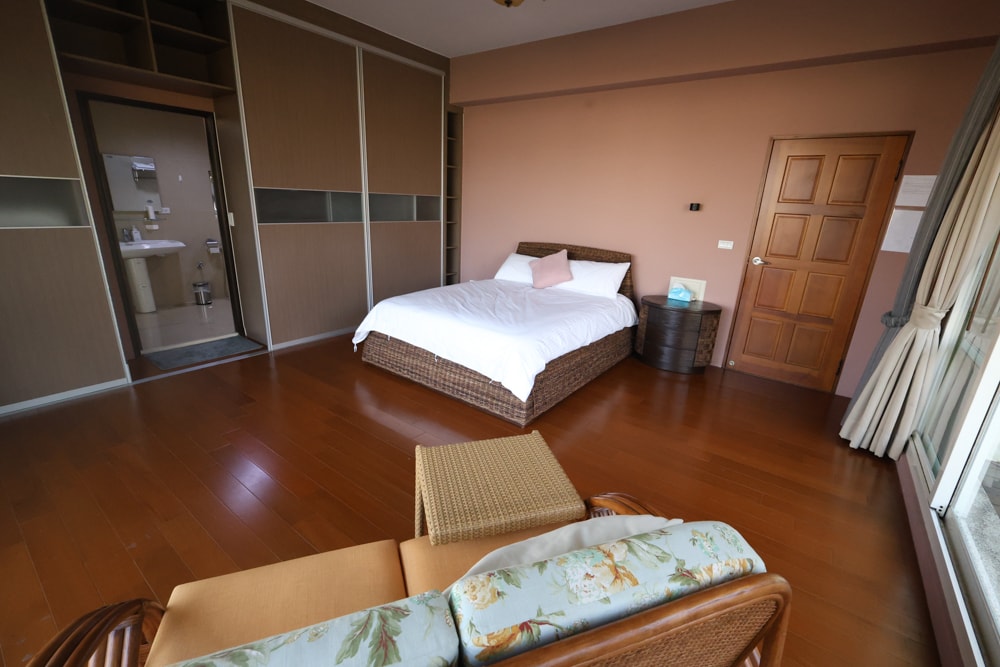 南投市住宿推薦｜住進落羽松森林裡的覓境莊園。KTV麻將、寵物友善太空艙房型、鄰近中興新村