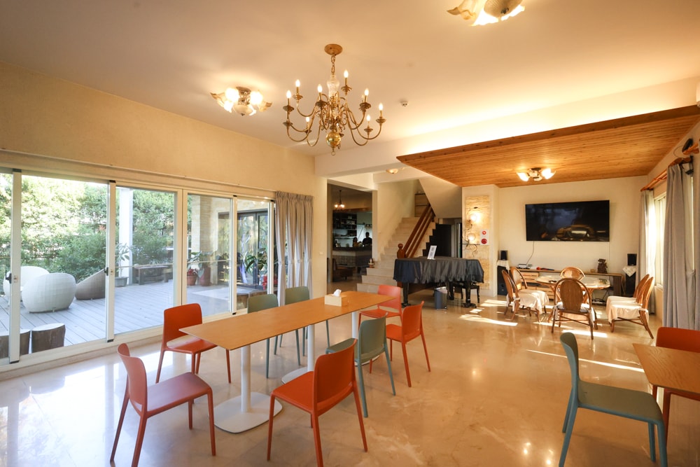 南投市住宿推薦｜住進落羽松森林裡的覓境莊園。KTV麻將、寵物友善太空艙房型、鄰近中興新村