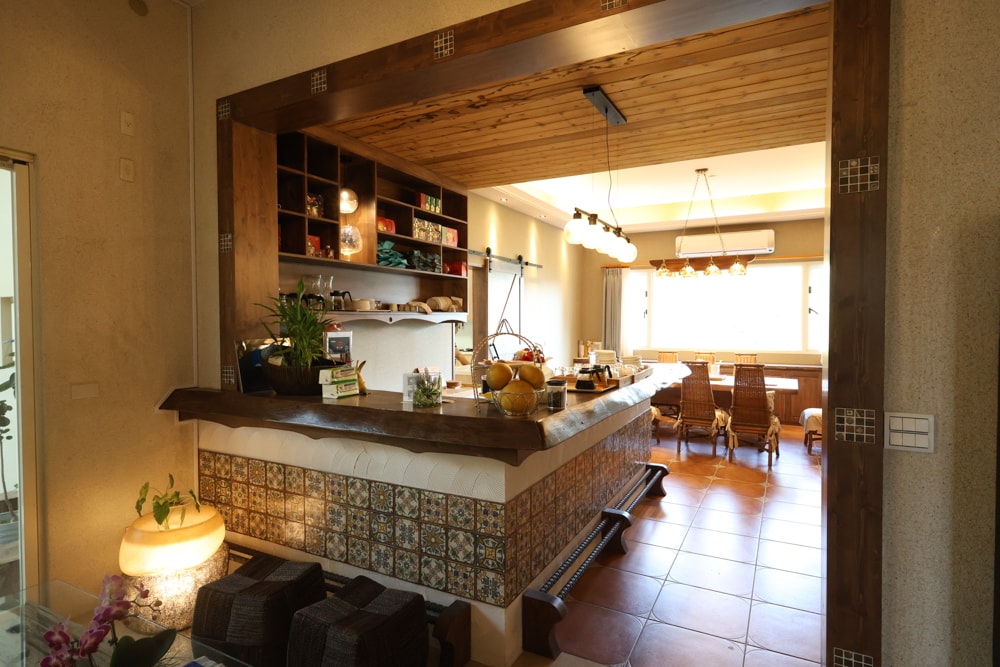 南投市住宿推薦｜住進落羽松森林裡的覓境莊園。KTV麻將、寵物友善太空艙房型、鄰近中興新村