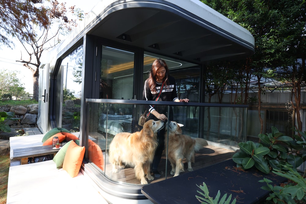 南投市住宿推薦｜住進落羽松森林裡的覓境莊園。KTV麻將、寵物友善太空艙房型、鄰近中興新村