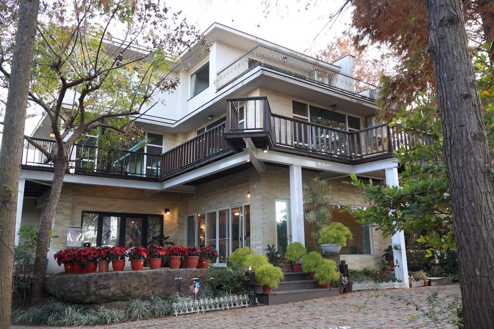 南投市住宿推薦｜住進落羽松森林裡的覓境莊園。KTV麻將、寵物友善太空艙房型、鄰近中興新村