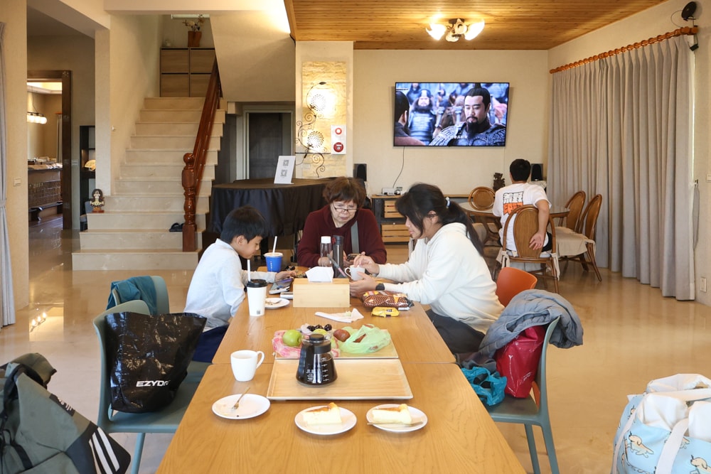 南投市住宿推薦｜住進落羽松森林裡的覓境莊園。KTV麻將、寵物友善太空艙房型、鄰近中興新村
