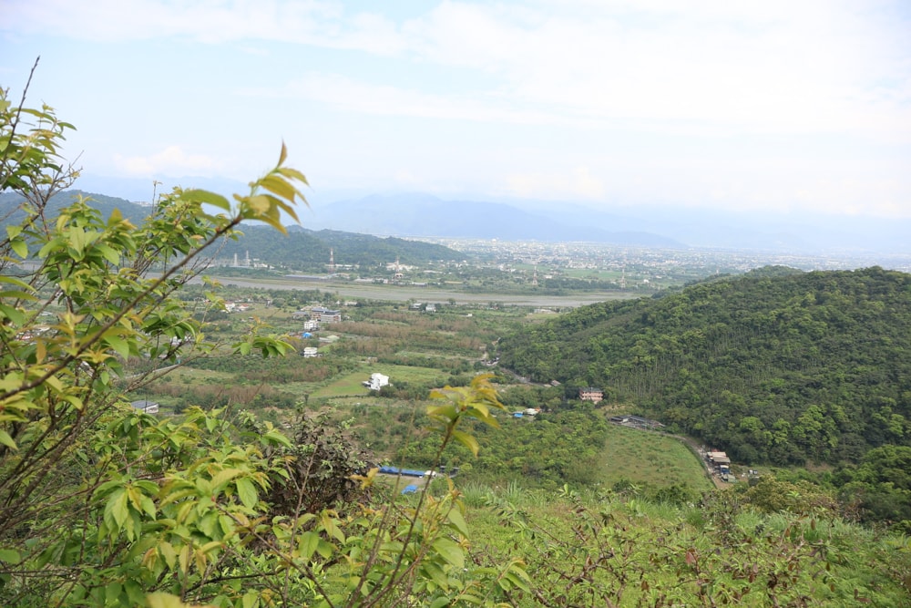 宜蘭冬山山林系住宿推薦｜香格里拉休閒農場。蘭陽平原美景＋天空鞦韆＋寵物友善一泊二食