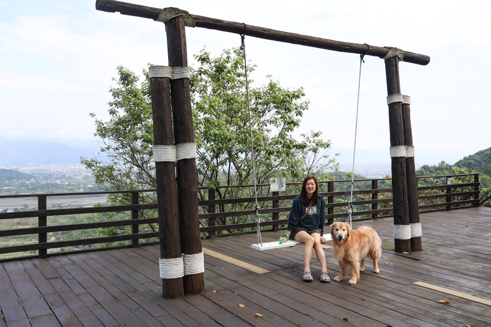 宜蘭冬山山林系住宿推薦｜香格里拉休閒農場。蘭陽平原美景＋天空鞦韆＋寵物友善一泊二食