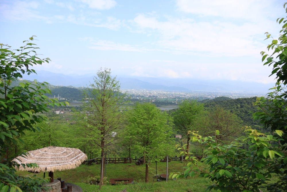 宜蘭冬山山林系住宿推薦｜香格里拉休閒農場。蘭陽平原美景＋天空鞦韆＋寵物友善一泊二食