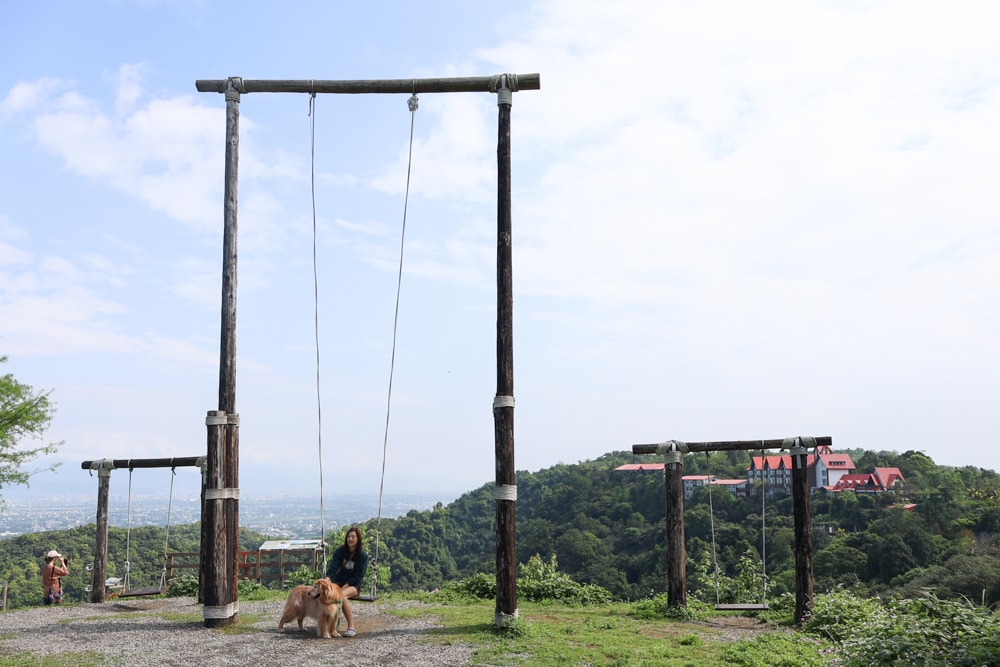 宜蘭冬山山林系住宿推薦｜香格里拉休閒農場。蘭陽平原美景＋天空鞦韆＋寵物友善一泊二食