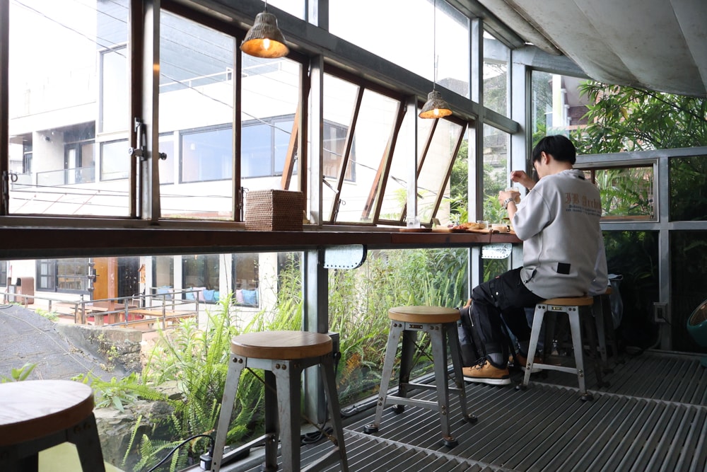 九份森林系咖啡廳推薦|微光森林 Twilight Café 玻璃屋秘境早午餐,寵物友善餐廳、山海系景觀咖啡廳、山景咖啡館必訪 - 第17張圖 九份森林系咖啡廳推薦|微光森林 Twilight Café 玻璃屋秘境早午餐,寵物友善餐廳、山海系景觀咖啡廳、山景咖啡館必訪
