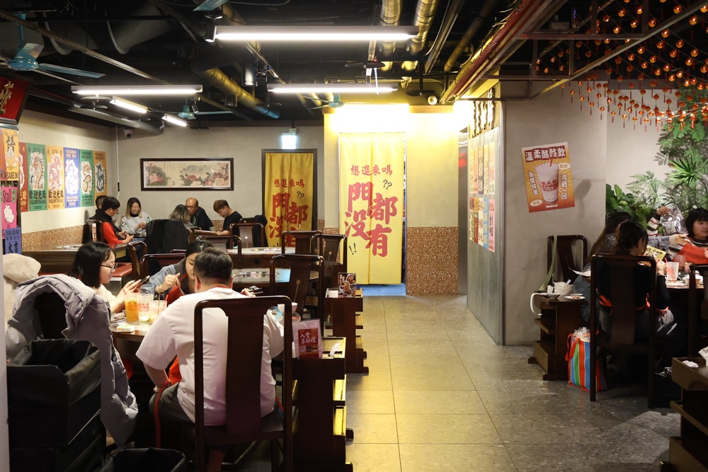 台中麻辣鍋推薦｜溫久熬老火鍋館。 重慶老火鍋、寵物友善餐廳、港式復古風必吃