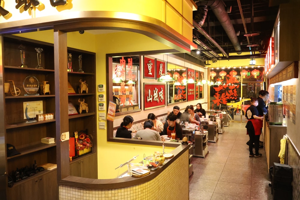 台中麻辣鍋推薦｜溫久熬老火鍋館。 重慶老火鍋、寵物友善餐廳、港式復古風必吃