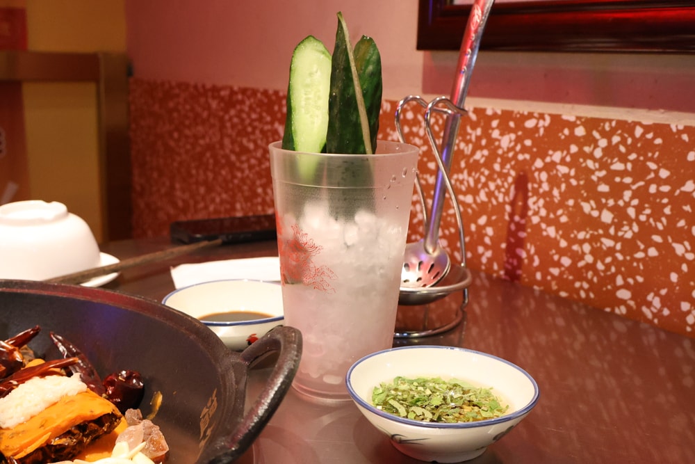 台中麻辣鍋推薦｜溫久熬老火鍋館。 重慶老火鍋、寵物友善餐廳、港式復古風必吃