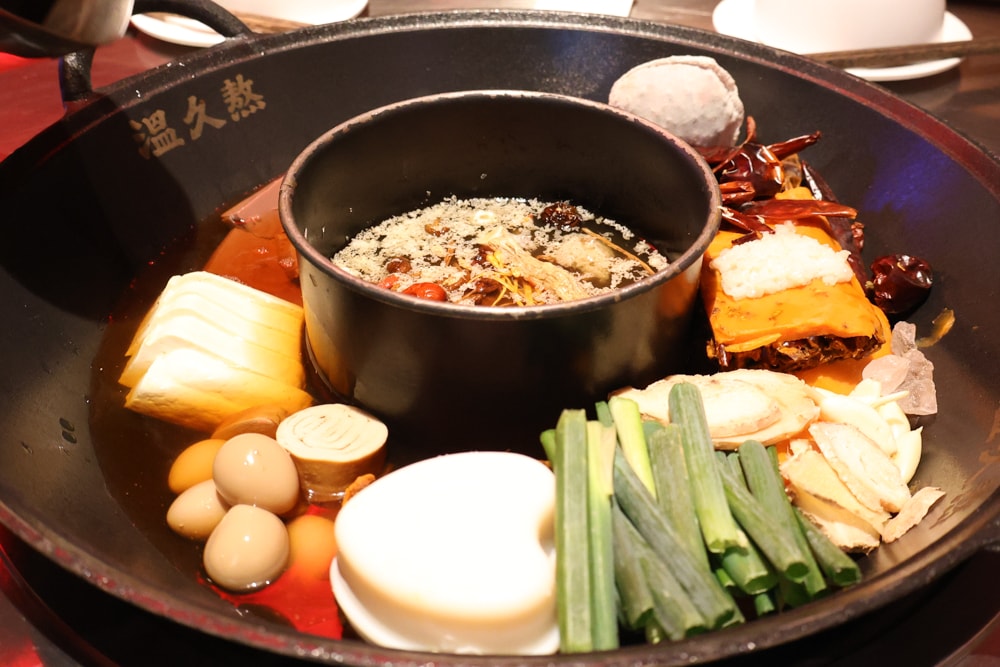 台中麻辣鍋推薦｜溫久熬老火鍋館。 重慶老火鍋、寵物友善餐廳、港式復古風必吃