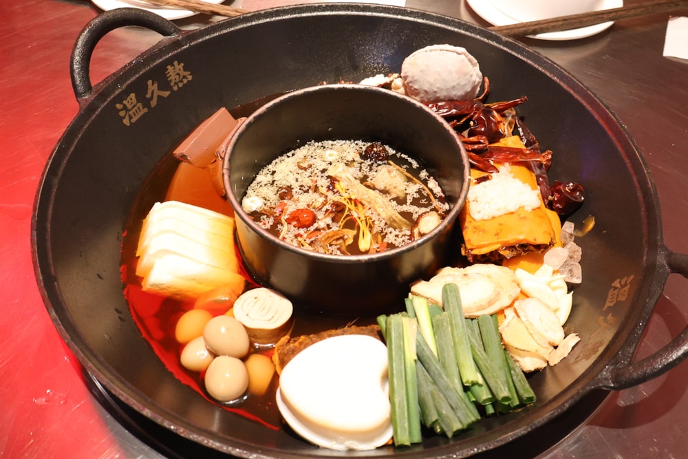 台中麻辣鍋推薦｜溫久熬老火鍋館。 重慶老火鍋、寵物友善餐廳、港式復古風必吃