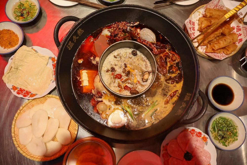 台中麻辣鍋推薦｜溫久熬老火鍋館。 重慶老火鍋、寵物友善餐廳、港式復古風必吃
