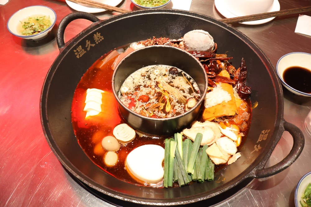 台中麻辣鍋推薦｜溫久熬老火鍋館。 重慶老火鍋、寵物友善餐廳、港式復古風必吃
