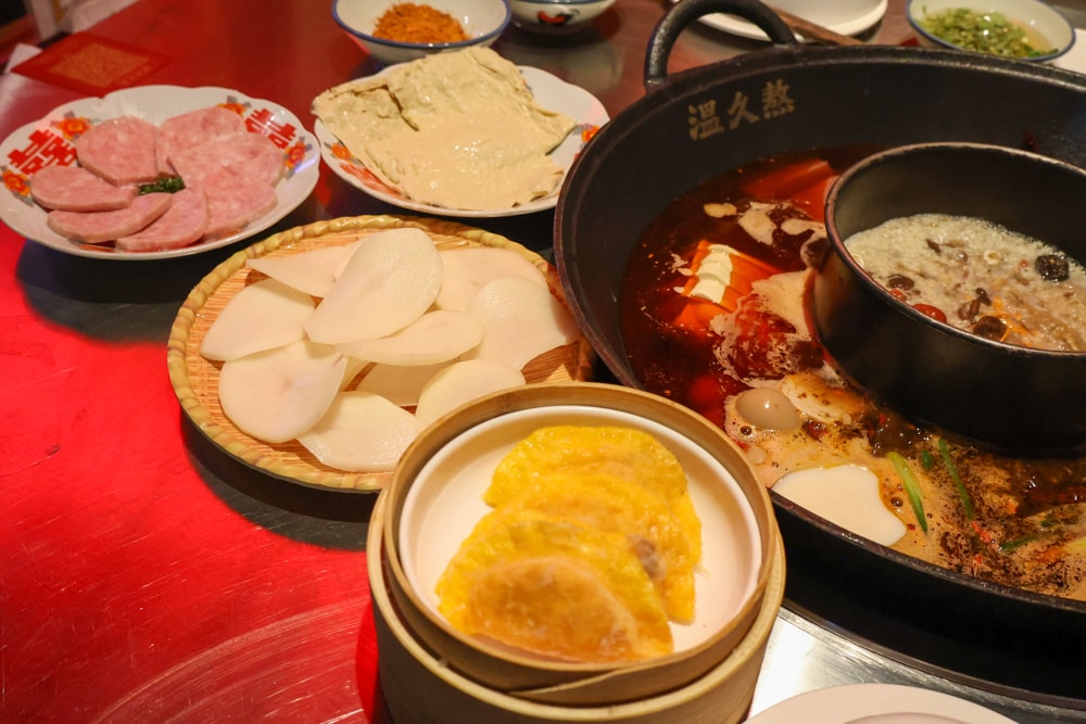 台中麻辣鍋推薦｜溫久熬老火鍋館。 重慶老火鍋、寵物友善餐廳、港式復古風必吃