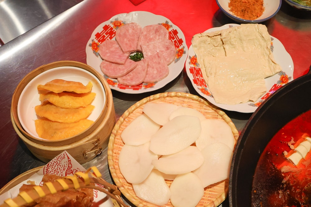台中麻辣鍋推薦｜溫久熬老火鍋館。 重慶老火鍋、寵物友善餐廳、港式復古風必吃