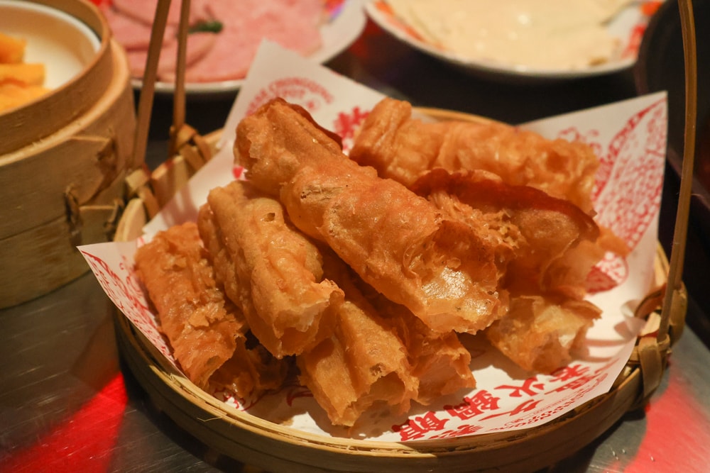 台中麻辣鍋推薦｜溫久熬老火鍋館。 重慶老火鍋、寵物友善餐廳、港式復古風必吃