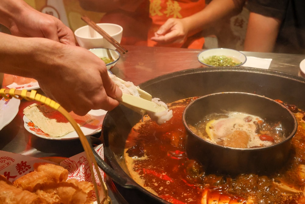 台中麻辣鍋推薦｜溫久熬老火鍋館。 重慶老火鍋、寵物友善餐廳、港式復古風必吃