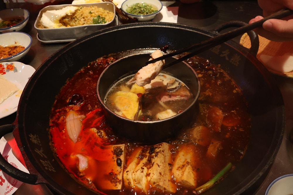 台中麻辣鍋推薦｜溫久熬老火鍋館。 重慶老火鍋、寵物友善餐廳、港式復古風必吃