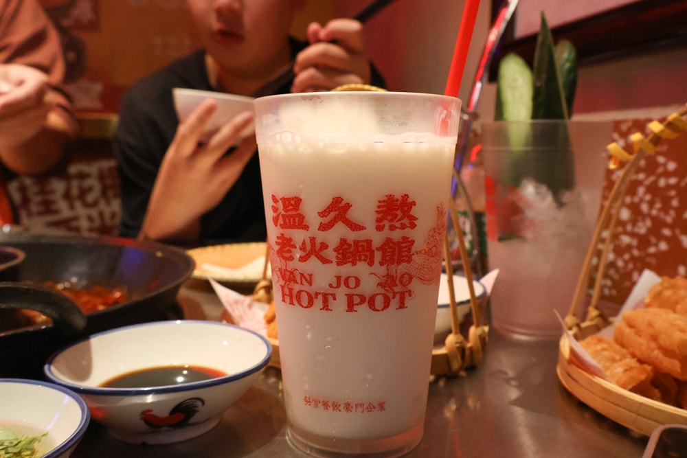 台中麻辣鍋推薦｜溫久熬老火鍋館。 重慶老火鍋、寵物友善餐廳、港式復古風必吃