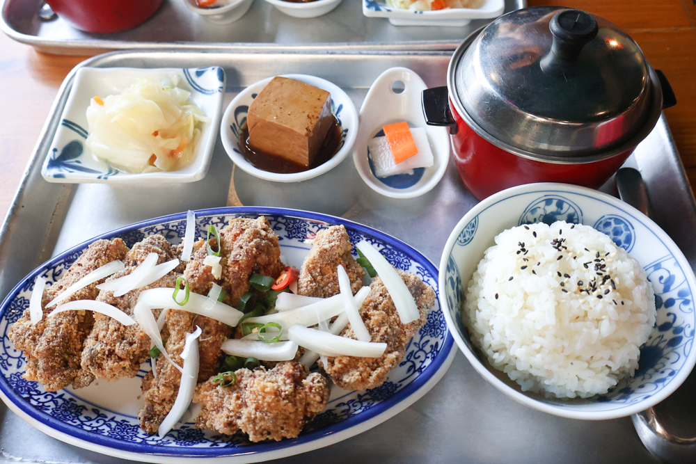 嘉義寵物友善餐廳｜弄來，小餐桌，復古老屋台式定食推薦！帶毛孩一起品嚐家的味道