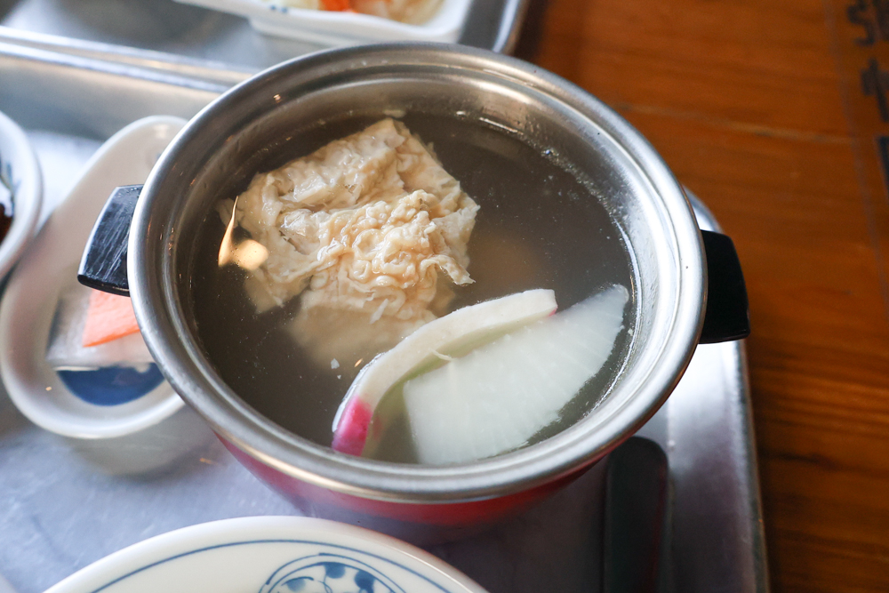 嘉義寵物友善餐廳｜弄來，小餐桌，復古老屋台式定食推薦！帶毛孩一起品嚐家的味道