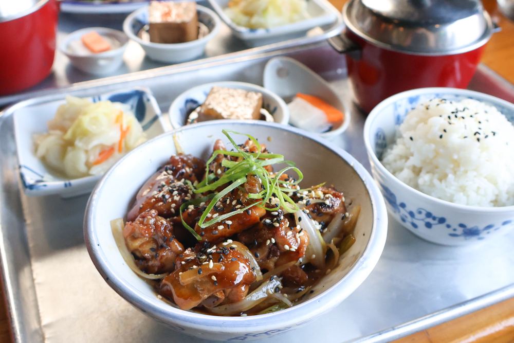 嘉義寵物友善餐廳｜弄來，小餐桌，復古老屋台式定食推薦！帶毛孩一起品嚐家的味道