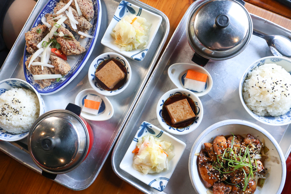 嘉義寵物友善餐廳｜弄來，小餐桌，復古老屋台式定食推薦！帶毛孩一起品嚐家的味道