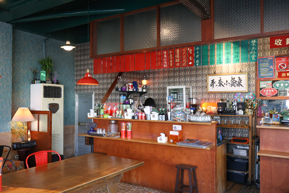 嘉義寵物友善餐廳｜弄來，小餐桌，復古老屋台式定食推薦！帶毛孩一起品嚐家的味道