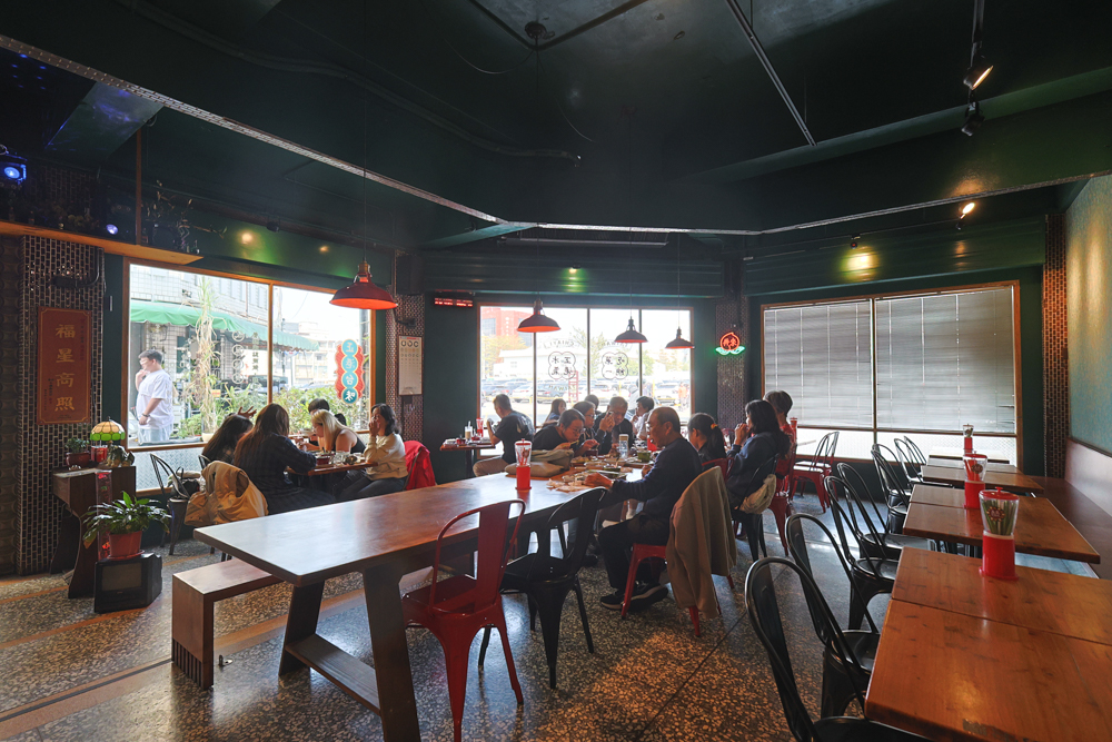 嘉義寵物友善餐廳｜弄來，小餐桌，復古老屋台式定食推薦！帶毛孩一起品嚐家的味道