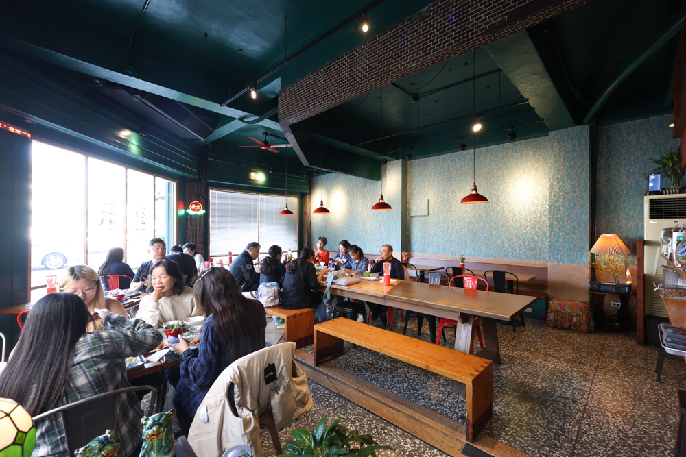 嘉義寵物友善餐廳｜弄來，小餐桌，復古老屋台式定食推薦！帶毛孩一起品嚐家的味道