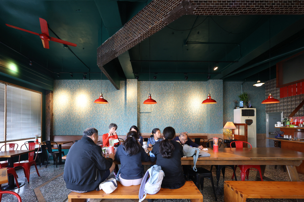 嘉義寵物友善餐廳｜弄來，小餐桌，復古老屋台式定食推薦！帶毛孩一起品嚐家的味道