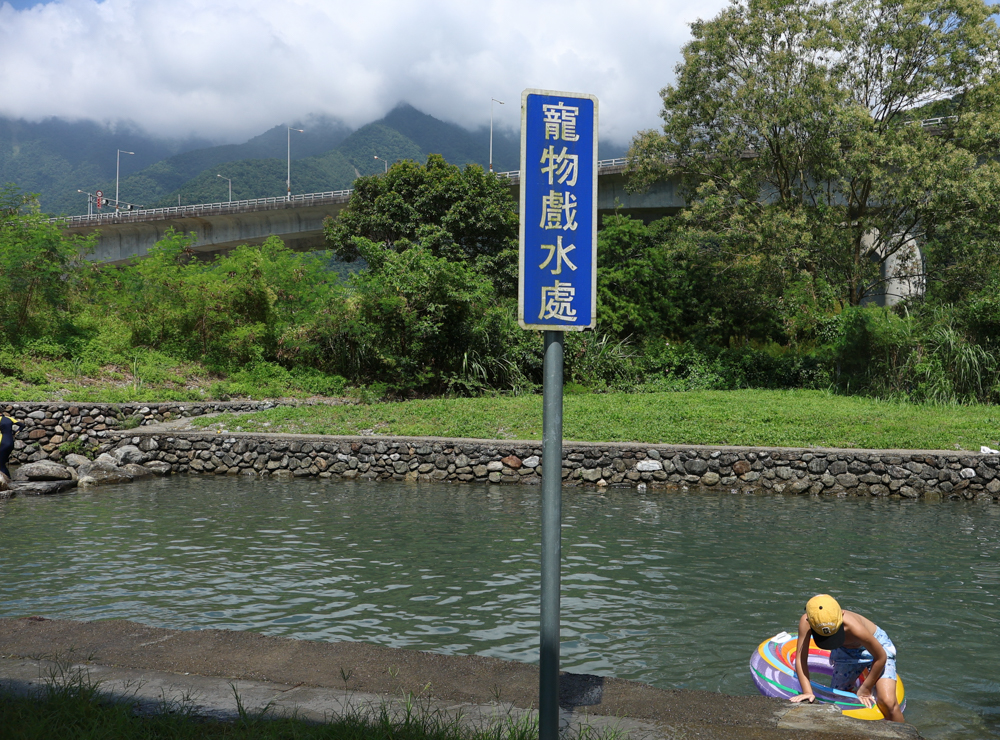 宜蘭寵物友善行程景點規劃、美食住宿推薦|冬山河觀星遊船、小河文明包船、有朋會館與頭城農場 - 第3張圖 宜蘭寵物友善行程景點規劃、美食住宿推薦|冬山河觀星遊船、小河文明包船、有朋會館與頭城農場