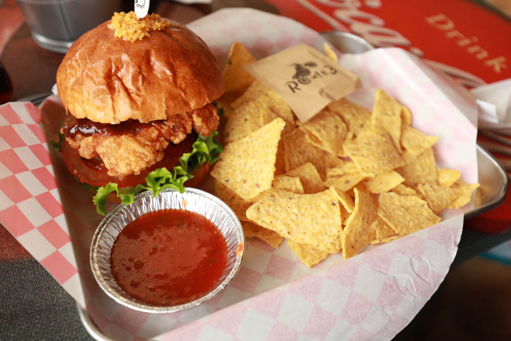 苗栗大湖美食|Route3三號公路。美國公路上經典復古美式餐廳、寵物友善餐廳、美式漢堡炸雞奶昔 - 第17張圖 苗栗大湖美食|Route3三號公路。美國公路上經典復古美式餐廳、寵物友善餐廳、美式漢堡炸雞奶昔