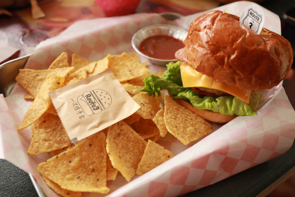 苗栗大湖美食|Route3三號公路。美國公路上經典復古美式餐廳、寵物友善餐廳、美式漢堡炸雞奶昔 - 第18張圖 苗栗大湖美食|Route3三號公路。美國公路上經典復古美式餐廳、寵物友善餐廳、美式漢堡炸雞奶昔