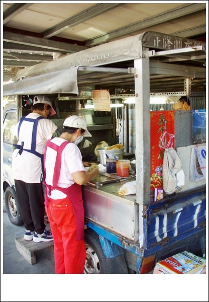 花蓮美食.炸彈老牌蔥油餅(藍色發財車)