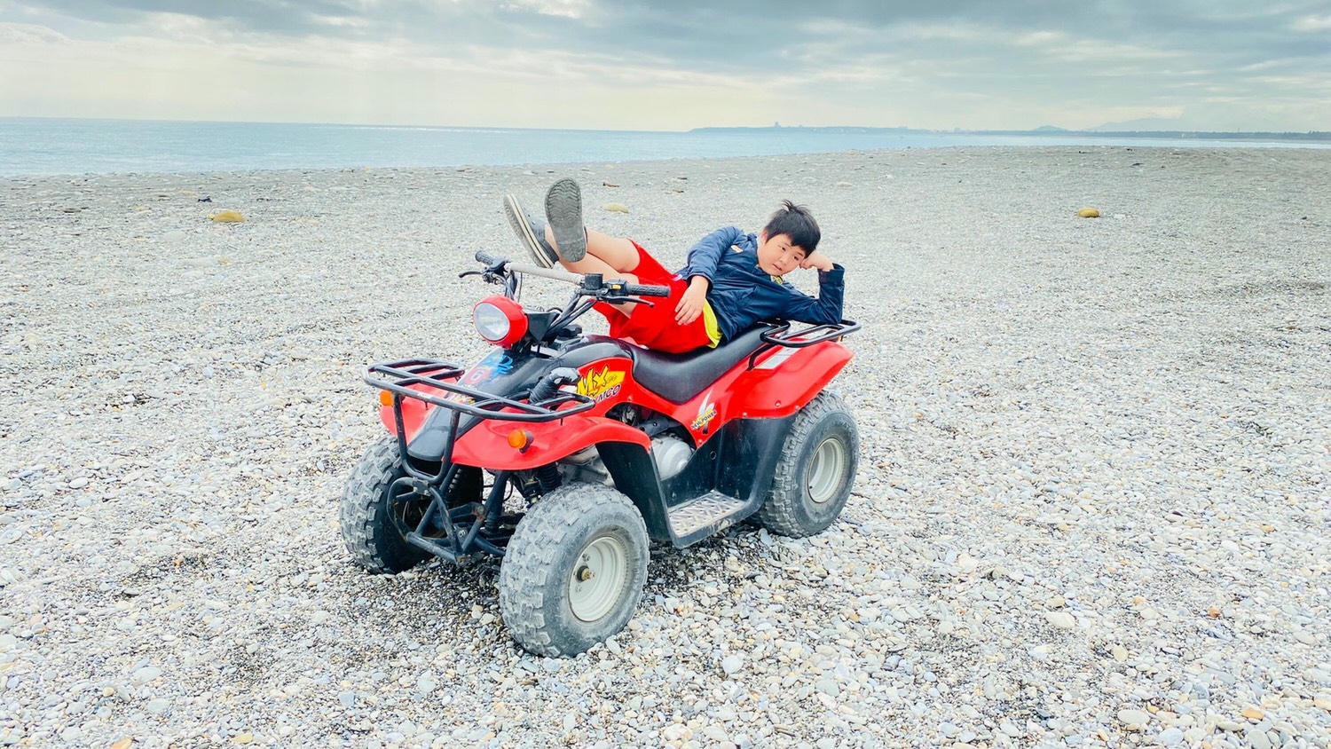 花蓮最夯特色活動｜熊哥海上天梯天空之鏡沙灘車。天空之鏡網美照、沙灘車飆沙、吉普車踏浪