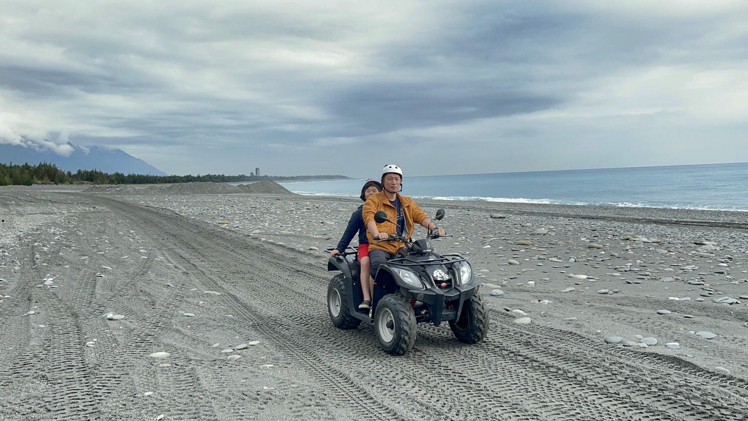花蓮最夯特色活動｜熊哥海上天梯天空之鏡沙灘車。天空之鏡網美照、沙灘車飆沙、吉普車踏浪