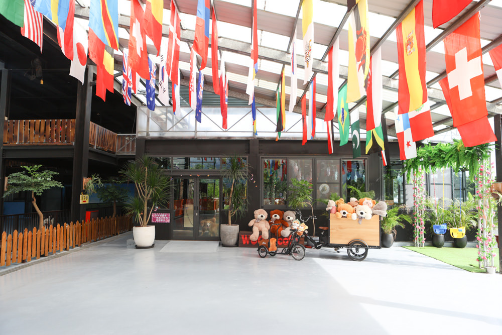 花蓮美食｜花蓮woof汪寵物餐廳、汪woof cafe。花蓮寵物餐廳、十隻超萌巨貴陪伴拍照玩耍、大草皮、花蓮室內景點、花蓮雨天景點