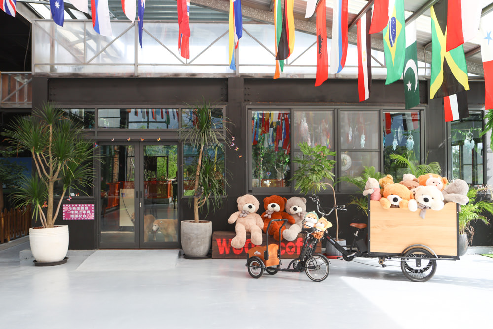 花蓮美食｜花蓮woof汪寵物餐廳、汪woof cafe。花蓮寵物餐廳、十隻超萌巨貴陪伴拍照玩耍、大草皮、花蓮室內景點、花蓮雨天景點