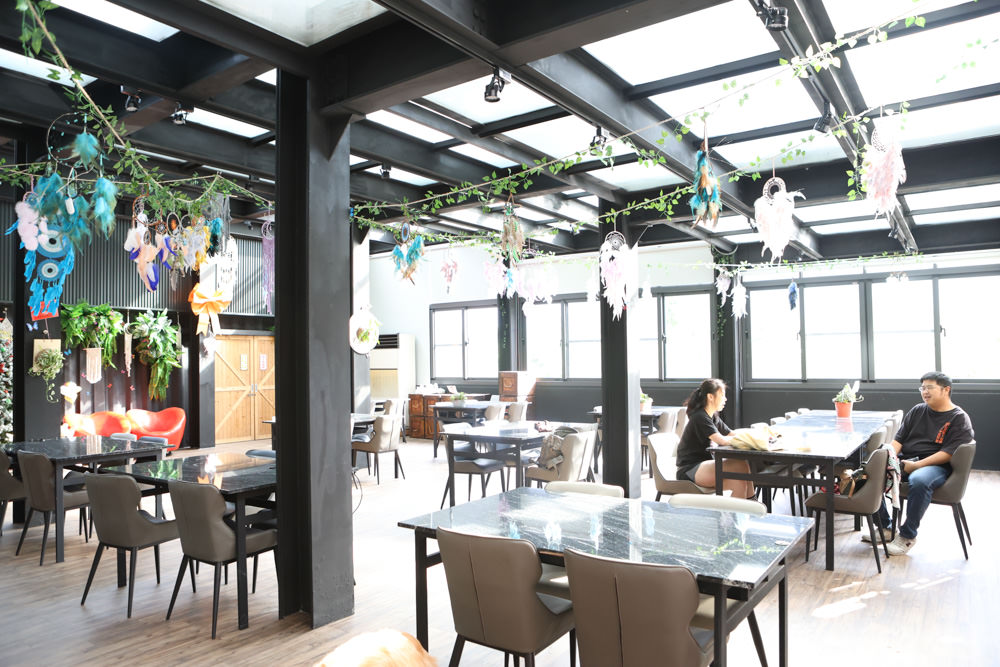 花蓮美食｜花蓮woof汪寵物餐廳、汪woof cafe。花蓮寵物餐廳、十隻超萌巨貴陪伴拍照玩耍、大草皮、花蓮室內景點、花蓮雨天景點