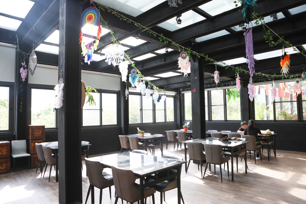 花蓮美食｜花蓮woof汪寵物餐廳、汪woof cafe。花蓮寵物餐廳、十隻超萌巨貴陪伴拍照玩耍、大草皮、花蓮室內景點、花蓮雨天景點