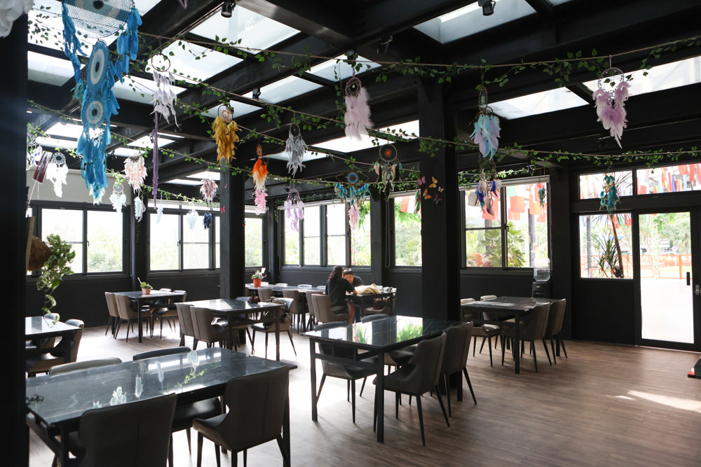 花蓮美食｜花蓮woof汪寵物餐廳、汪woof cafe。花蓮寵物餐廳、十隻超萌巨貴陪伴拍照玩耍、大草皮、花蓮室內景點、花蓮雨天景點